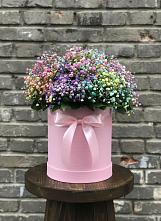 Цветочная композиция из Гипсофила и Розы в шляпной коробке в Горнозаводском