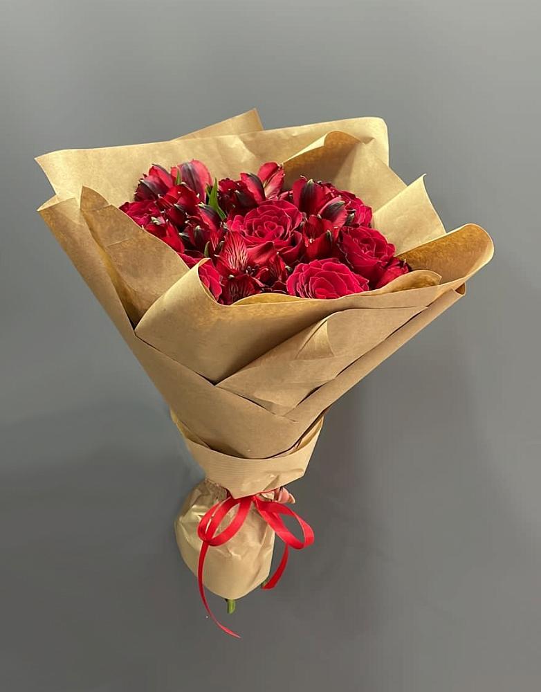 Букет цветов из: Альстромерии и Розы в Горнозаводском