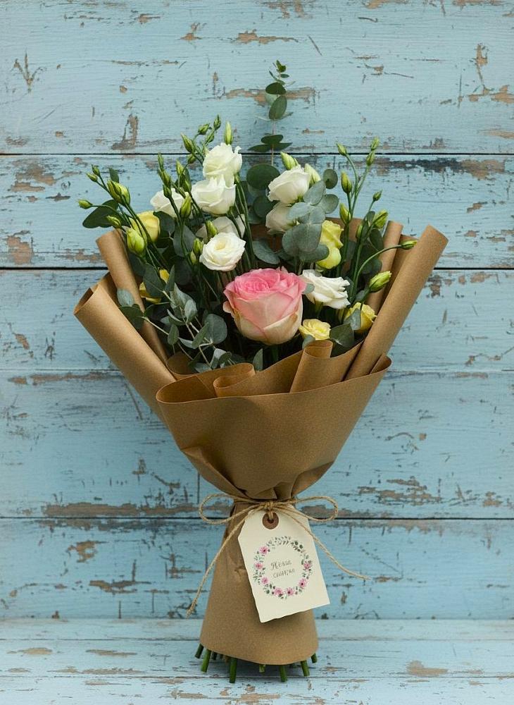 Букет цветов из: Розы и Лизиантусы в Горнозаводском