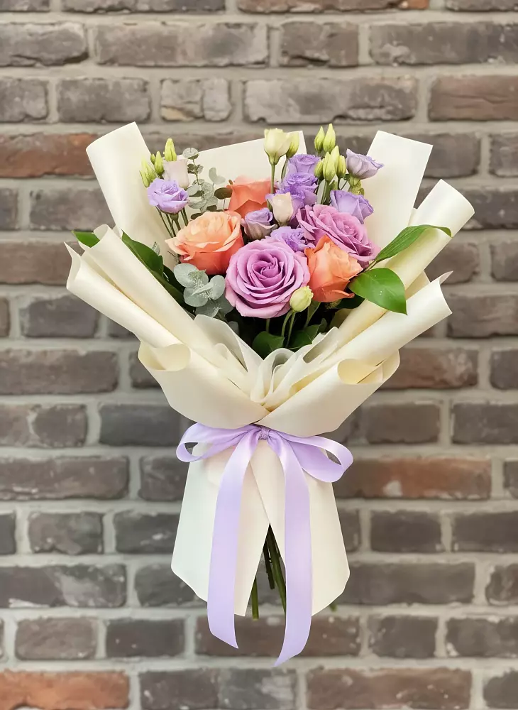 Букет цветов из: Лизиантусы и Розы в Горнозаводском