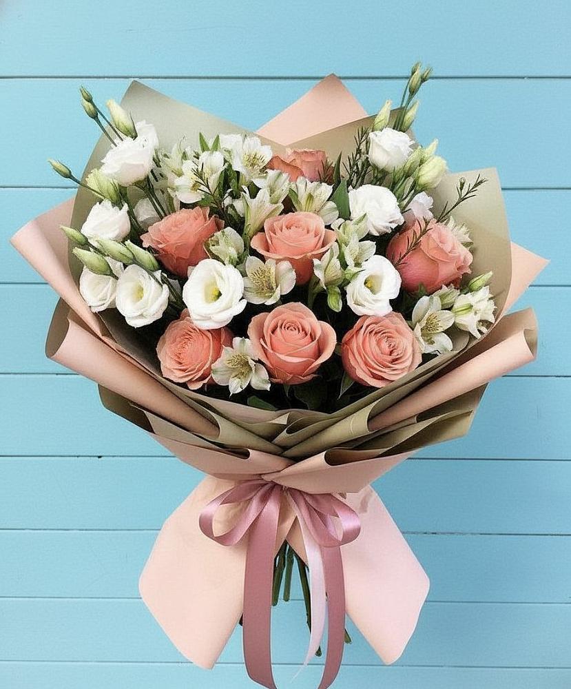 Букет цветов из: Розы, Альстромерии и Лизиантусы в Горнозаводском