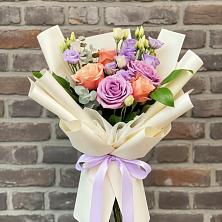 Букет цветов из:  Лизиантусы и Розы в Горнозаводском