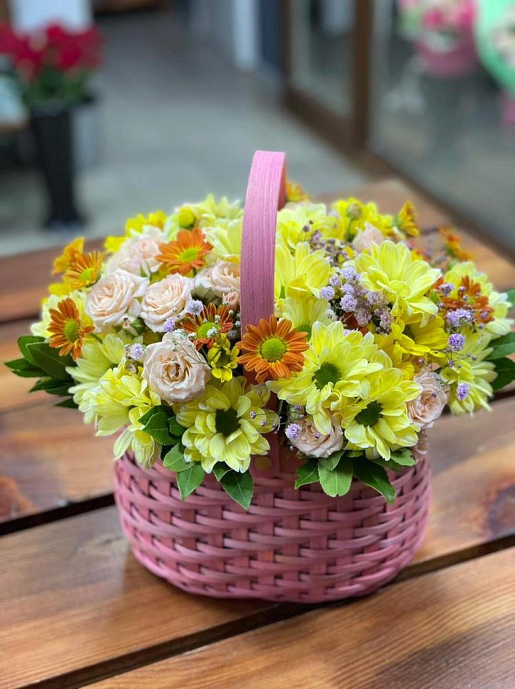 Цветочная композиция из Хризантемы и Розы в корзине в Горнозаводском