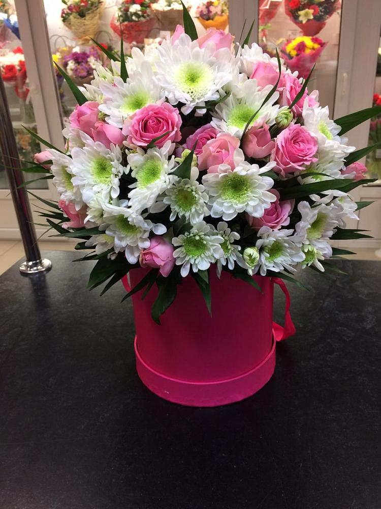 Цветочная композиция из Розы и Хризантемы в шляпной коробке в Горнозаводском