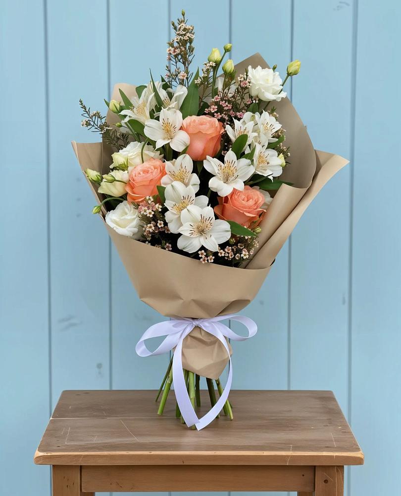 Букет цветов из: Альстромерии, Лизиантусы, Розы и Хризантемы в Горнозаводском