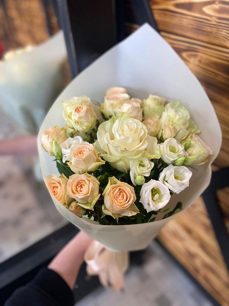 Букет цветов из: Розы и Лизиантусы в Горнозаводском